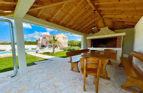 Tinj House | Quiet 5 Bedroom Villa near Biograd