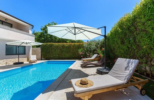 Cabrunici House | Relaxing holiday house with private pool and children's playground