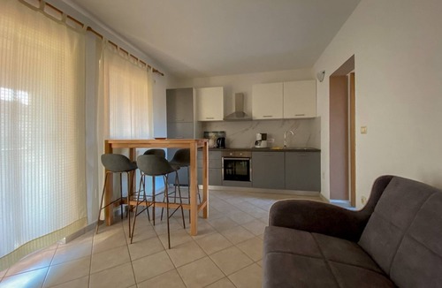 Dajla Apartment | Renovated apartment with private terrace, WiFi, parking near Novigrad
