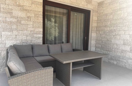 Borik Apartment | ROBI 2 One-Bedroom Apartment with Terrace (manji)
