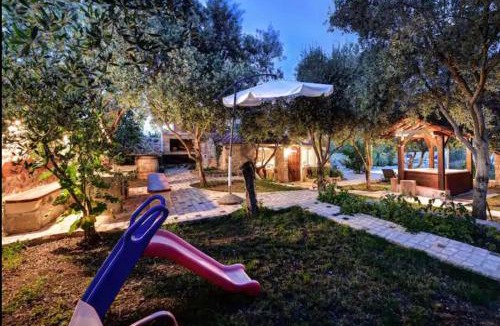 Banj Villa | Robinson House with Pool & Seaview