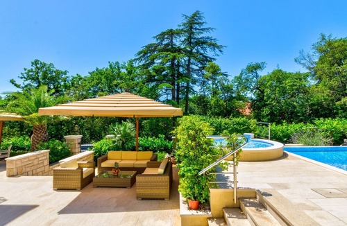 Crikvenica Apartment | Room with outdoor pool and breakfast