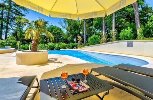 Crikvenica Apartment | Room with outdoor pool and breakfast