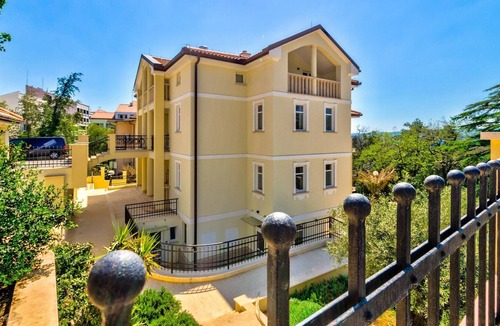 Crikvenica Apartment | Room with outdoor pool and breakfast