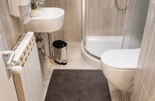 Materija House | ROOMS BURJA Large house renting rooms with shared bathrooms, toilets and showers