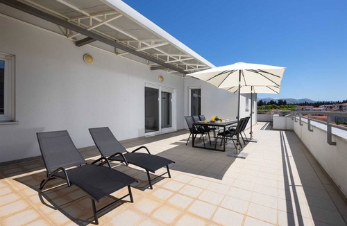 Mejasi Apartment | Rose Penthouse Apartment Split