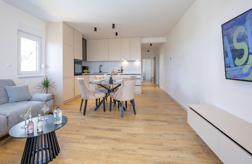 Batinici Apartment | Rosmarin holiday flat with balcony and lift