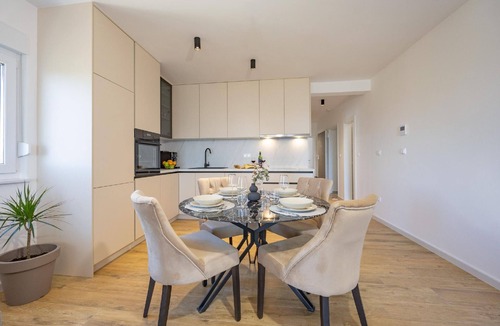 Batinici Apartment | Rosmarin holiday flat with balcony and lift
