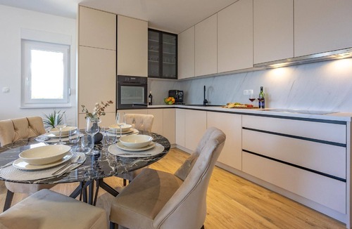 Batinici Apartment | Rosmarin holiday flat with balcony and lift