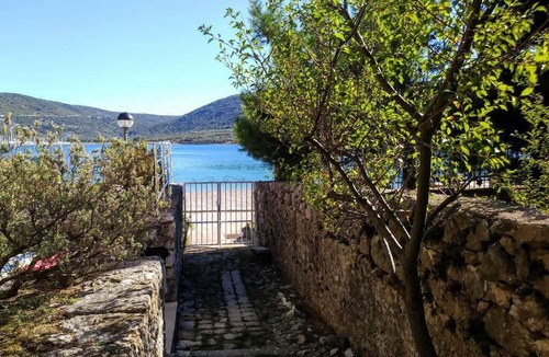 Cres House | Round house by the beach