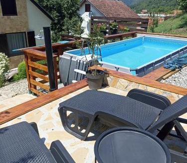 Bajina Basta House | Rustična kuća CRVENA STENA u blizini kućice na Drini