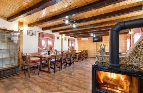 Kravarsko House | Rustic Cottage With Heated Pool - Happy Rentals