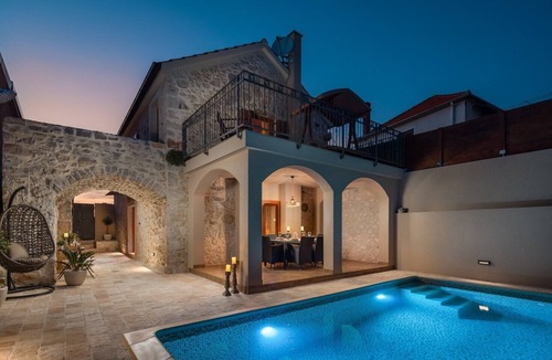Sveti Filip i Jakov Villa | Rustic Villa Kameni dvori, heated pool, BBQ, family-friendly