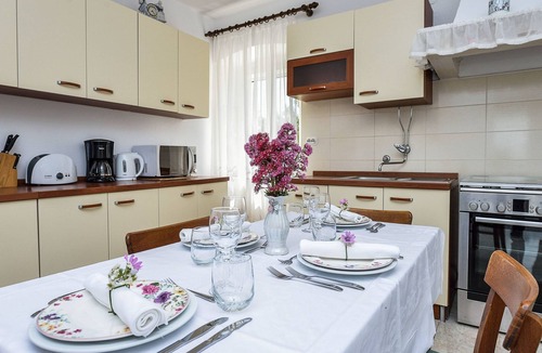Dragove House | "Sakarun" mit Blick auf das Wasser by Interhome