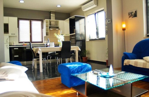 Lukoran House | Schöne Ferienwohnung mit Terrasse, Roses