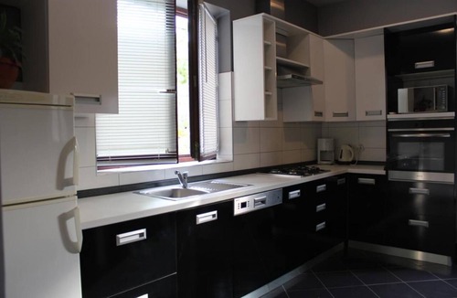 Lukoran House | Schöne Ferienwohnung mit Terrasse, Roses