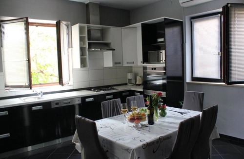 Lukoran House | Schöne Ferienwohnung mit Terrasse, Roses