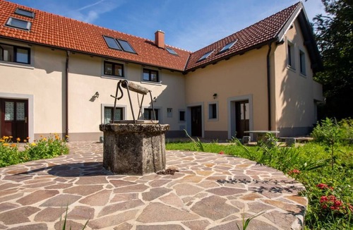 Ajdovscina Apartment | Schönes Apartment in Gozd mit Garten, tollem Ausblick by Interhome