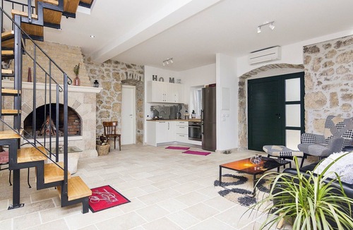 Zaostrog House | Schönes Steinhaus mit beheiztem Pool, Terrasse m by Interhome