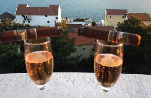 Tijesno Apartment | Sea view and seafront Villa Dolores in Tisno on the Dalmatian coast