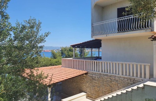 Okrug Donji House | Seafront House with beautiful terraces and private beach