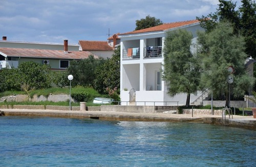 Diklo Apartment | Seafront Penthouse Apartment near Zadar