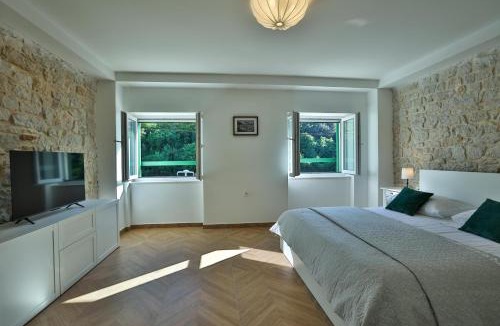 Novigrad Villa | Seafront Stone House Sajbel
