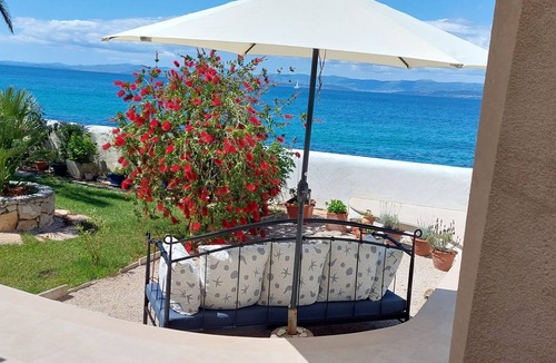 Cove Makarac (Milna) Apartment | Seafront View/Apartment Davor-Private garden/Steps to Sea