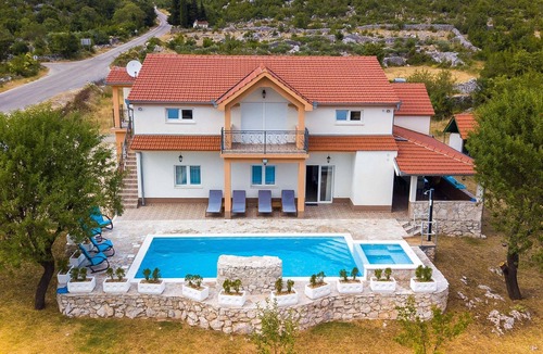 Lecevica House | Secluded Holiday Home with Pool and Hot Tub - Three Bedroom Holiday Home