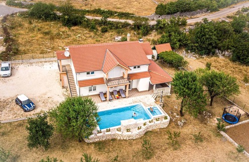 Lecevica House | Secluded Holiday Home with Pool and Hot Tub - Three Bedroom Holiday Home
