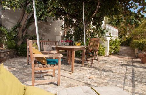 Ploce Apartment | Secret Garden Apartment by Irundo