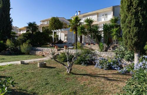 Businci Apartment | Secret Garden Barada Beach Apartment
