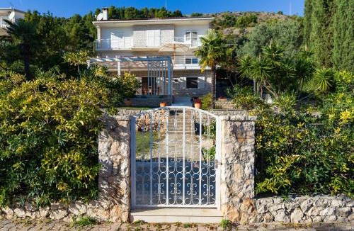 Businci Apartment | Secret Garden Barada Beach Apartment