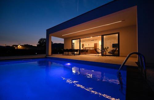 Kastela Villa | Sempervivum 3 with heated pool
