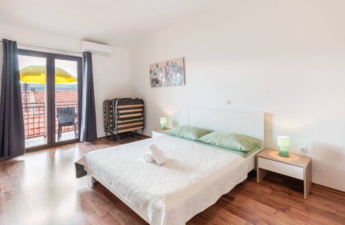 Posedarje Apartment | Serene Holiday Home in Posedarje near Sea