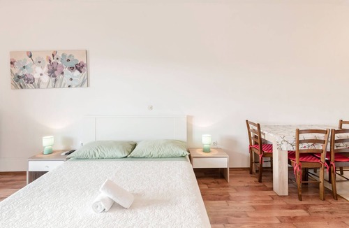 Posedarje Apartment | Serene Holiday Home in Posedarje near Sea