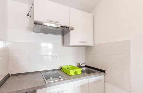Posedarje Apartment | Serene Holiday Home in Posedarje near Sea
