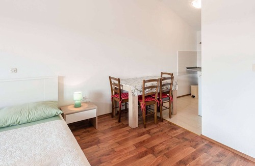Posedarje Apartment | Serene Holiday Home in Posedarje near Sea