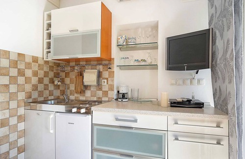 Banjol Apartment | Serene Studio by the Sea