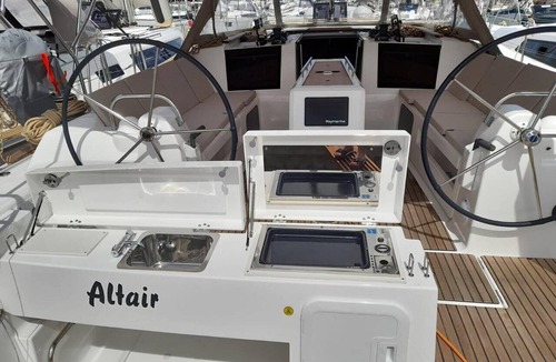 Murter Boat Rental | Sibenik Sun-Kissed Sailing: A Luxurious Beach Experience in Croatia
