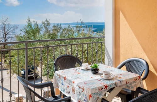 Koromacno House | Situated on a south-facing slope with sea views