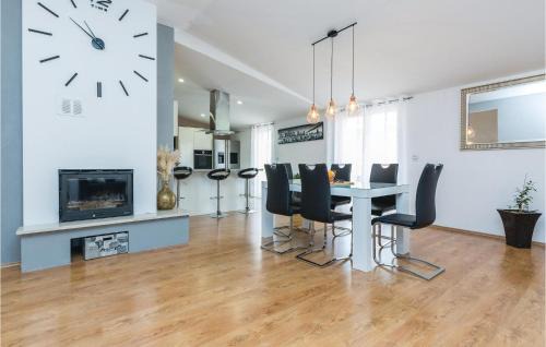 Galovac House | Six-Bedroom Holiday Home In Galovac