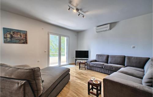 Prizba House | Six-Bedroom Holiday Home In Prizba