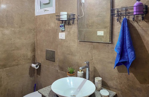 Kudal Apartment | Soulful Nest 'Create': A Cosy & Vibrant home with pool in Siolim, near Chapora