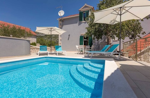Tucepi Villa | Spacious 4BD Villa for 8 with a heated pool, in a quiet countryside setting