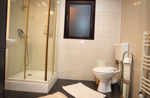 Tirgu Jiu Villa | Spacious 6-bedroom villa in gorgeous Târgu Jiu with WiFi, AC