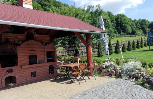 Bradesti Villa | Spacious 7-bedroom villa in welcoming Tibod with WiFi and large green area