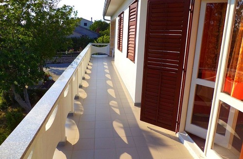 Kampor Apartment | Spacious and Sunny Apartment on Island Rab