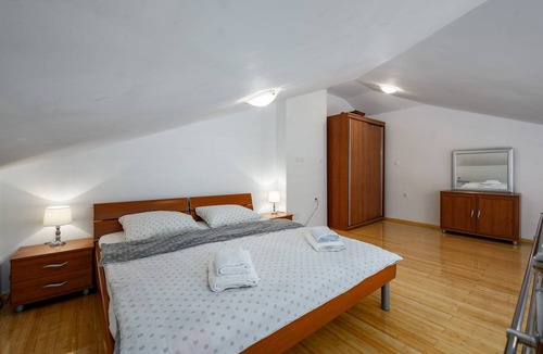 Monterol Apartment | Spacious apartment near the sea