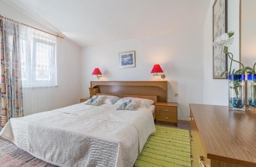 Podgradina Apartment | Spacious Apartment in Podgradina with Pool